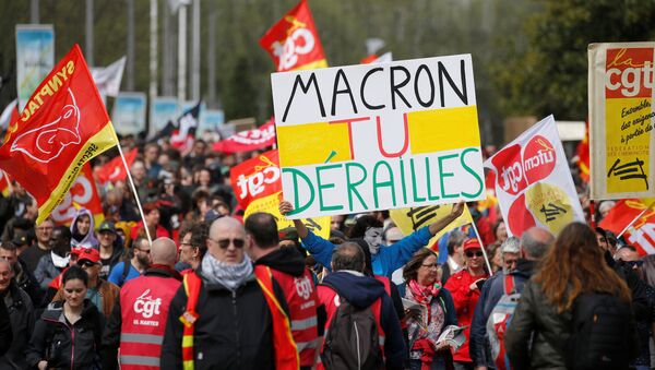 French railway employees and CGT labour union members demonstrate against government reforms in Nantes, France, April 14, 2018. Placard reads, Macron you've derailed - Sputnik International