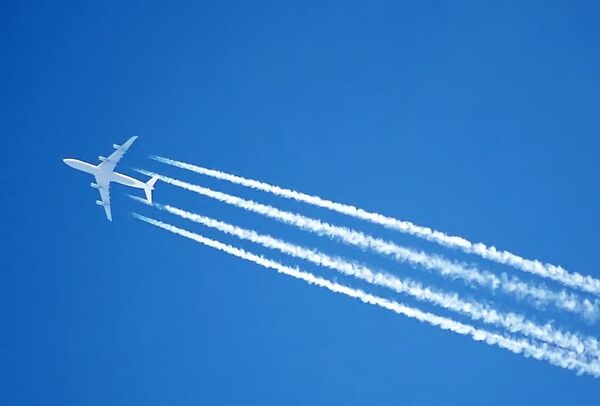 The contrails of an Airbus A340 jet, over London, England - Sputnik International
