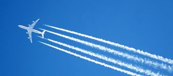 The contrails of an Airbus A340 jet, over London, England - Sputnik International