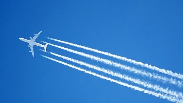 The contrails of an Airbus A340 jet, over London, England - Sputnik International