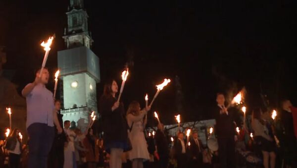 Poland: Far-right nationalists hold torchlight procession at holy site - Sputnik International