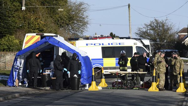 Various police, Army and other emergency service personal attend a scene in Durrington near Salisbury, England, Monday March 19, 2018, as a car is taken away for further investigation into the suspected nerve agent attack on Russian double agent Sergei Skripal and his daughter Yulia - Sputnik International