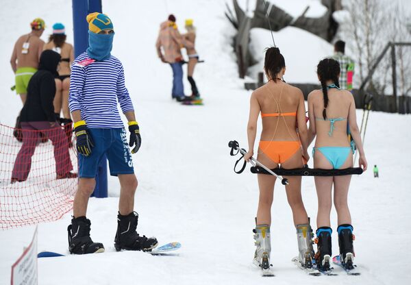 Siberia-Style Spring: Mass Hill Descent in Bikini Hits Record - Sputnik International