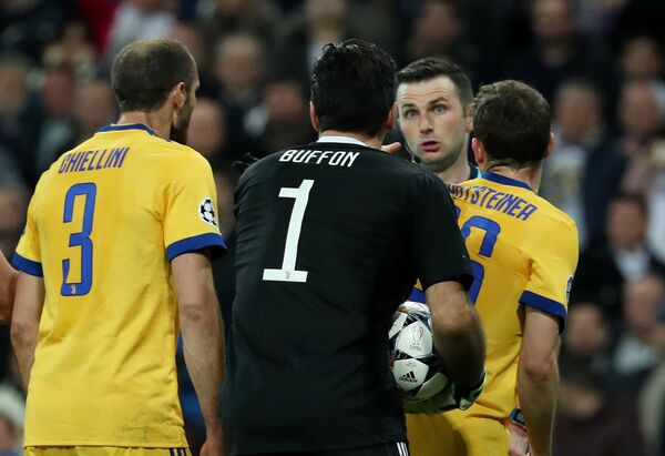 Juventus' Gianluigi Buffon remonstrates with referee Michael Oliver after being sent off. File photo - Sputnik International
