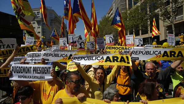Demonstrators wave esteladas or independence flags in Barcelona, Spain, Sunday, April 15, 2018, during a protest in support of Catalonian politicians who have been jailed on charges of sedition - Sputnik International