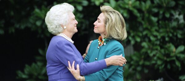 First lady Barbara Bush greets first lady-to-be Hillary Clinton upon her arrival at the White House in Washington, 1992 - Sputnik International