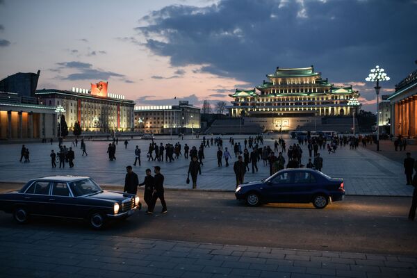 Spectators walk across Kim Il Sung square - Sputnik International