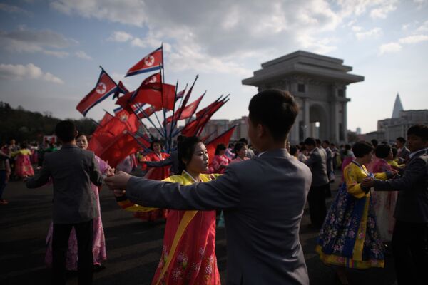 Mass dance event during celebrations marking the anniversary of the birth of late North Korean leader Kim Il Sung in Pyongyang April 15, 2018. - Sputnik International