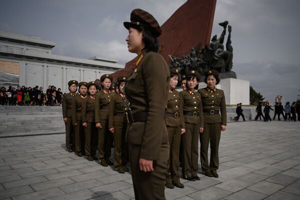 Female Korean People's Army (KPA) soldiers gather after paying their respects before the statues of late North Korean leaders Kim Il Sung and Kim Jong Il, at Mansu Hill in Pyongyang April 15, 2018. - Sputnik International