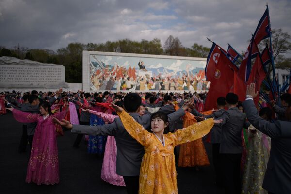 Students take part in a mass dance event during celebrations marking the anniversary of the birth of late North Korean leader Kim Il Sung in Pyongyang April 15, 2018. - Sputnik International