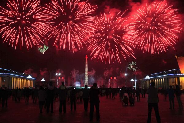 Fireworks explode in the sky in a celebration marking the birthday anniversary of the late Kim Il Sung, North Korea's founding leader. - Sputnik International