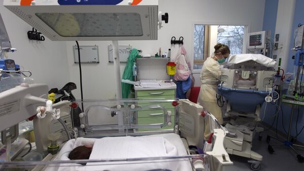 A nurse attends to a newborn in the neo-natal ward of the Delafontaine hospital in Saint Denis near Paris. (File) - Sputnik International