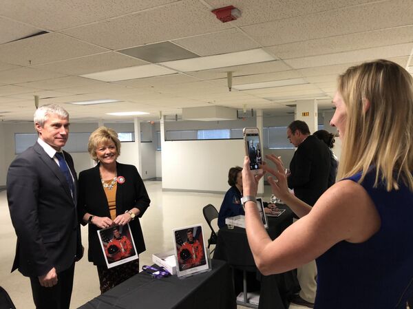 People Line Up to Get Autographs, Take Selfies With Astronauts at Yuri’s Night in Colorado - Sputnik International