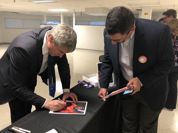 People Line Up to Get Autographs, Take Selfies With Astronauts at Yuri’s Night in Colorado - Sputnik International