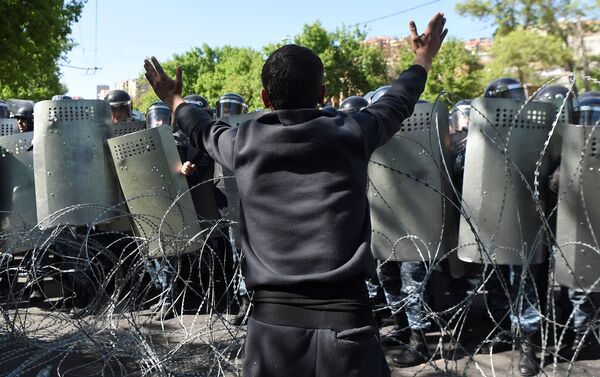A demonstrator argues with riot police during a protest against Armenia's ruling Republican party's nomination of former President Serzh Sarksyan as its candidate for prime minister, in Yerevan, Armenia April 16, 2018. - Sputnik International