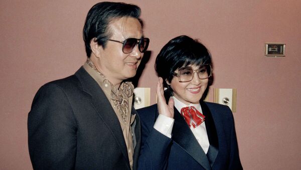 Director Shin Sang-ok and his wife actress Choi Eun-hee, noted Korean film artists who have made pictures in both South and North Korea, arrive for a Washington press conference, May 15, 1986 - Sputnik International