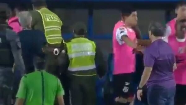 Brazilian Thiago dos Santos, a player from Nacional de Potosí, revolted when he was replaced in the 32nd minute of the first match against Sport Boys, for the Bolivian Championship, and beat Argentine coach Edgardo Malvestiti - Sputnik International