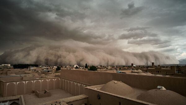 A sandstorm approaches in Yazd, Iran April 16, 2018 in this image obtained from social media. Picture taken April 16, 2018. - Sputnik International