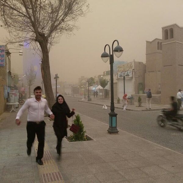 People seen running during a sandstorm in Yazd, Iran, April 16, 2018. - Sputnik International