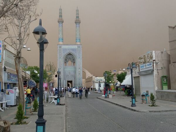 Jameh mosque (rear) is seen during a sandstorm in Yazd, Iran, April 16, 2018, in this picture obtained from social media. Picture taken April 16, 2018. - Sputnik International