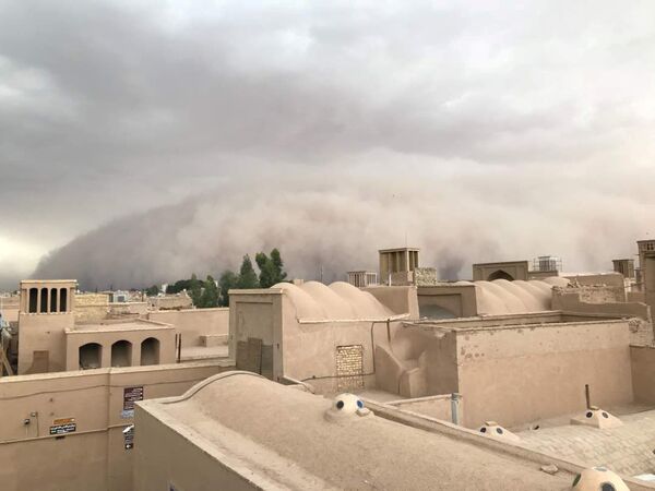 A sandstorm sweeps through Yazd, Iran April 16, 2018 - Sputnik International