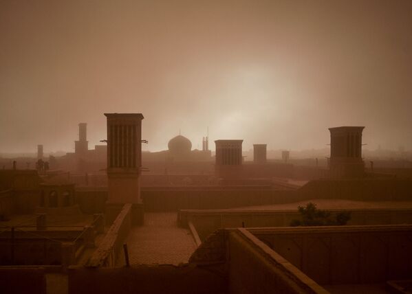 A sandstorm obstructs visibility in Yazd, Iran April 16, 2018 - Sputnik International