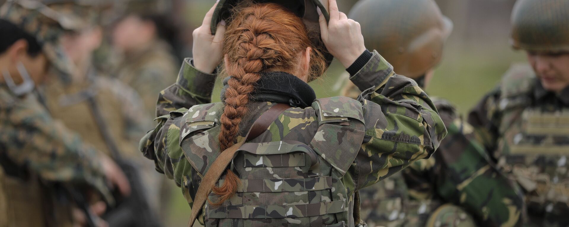A Romanian female soldier adjusts her helmet before taking part in weapons training with US Marines female counterparts at the Capu Midia Surface to Air Firing Range, on the Black Sea coast in Romania, Monday, March 20, 2017 - Sputnik International, 1920, 25.07.2021