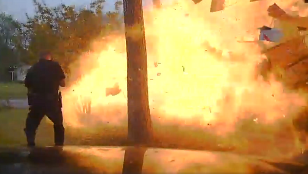 Texas Police Release Footage of Near-Fatal House Explosion - Sputnik International