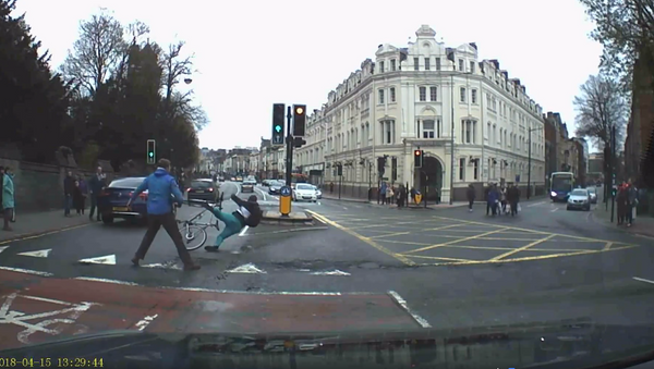 Welsh Pedestrians Knock Down Knife-Wielding Cyclist Running From Police - Sputnik International