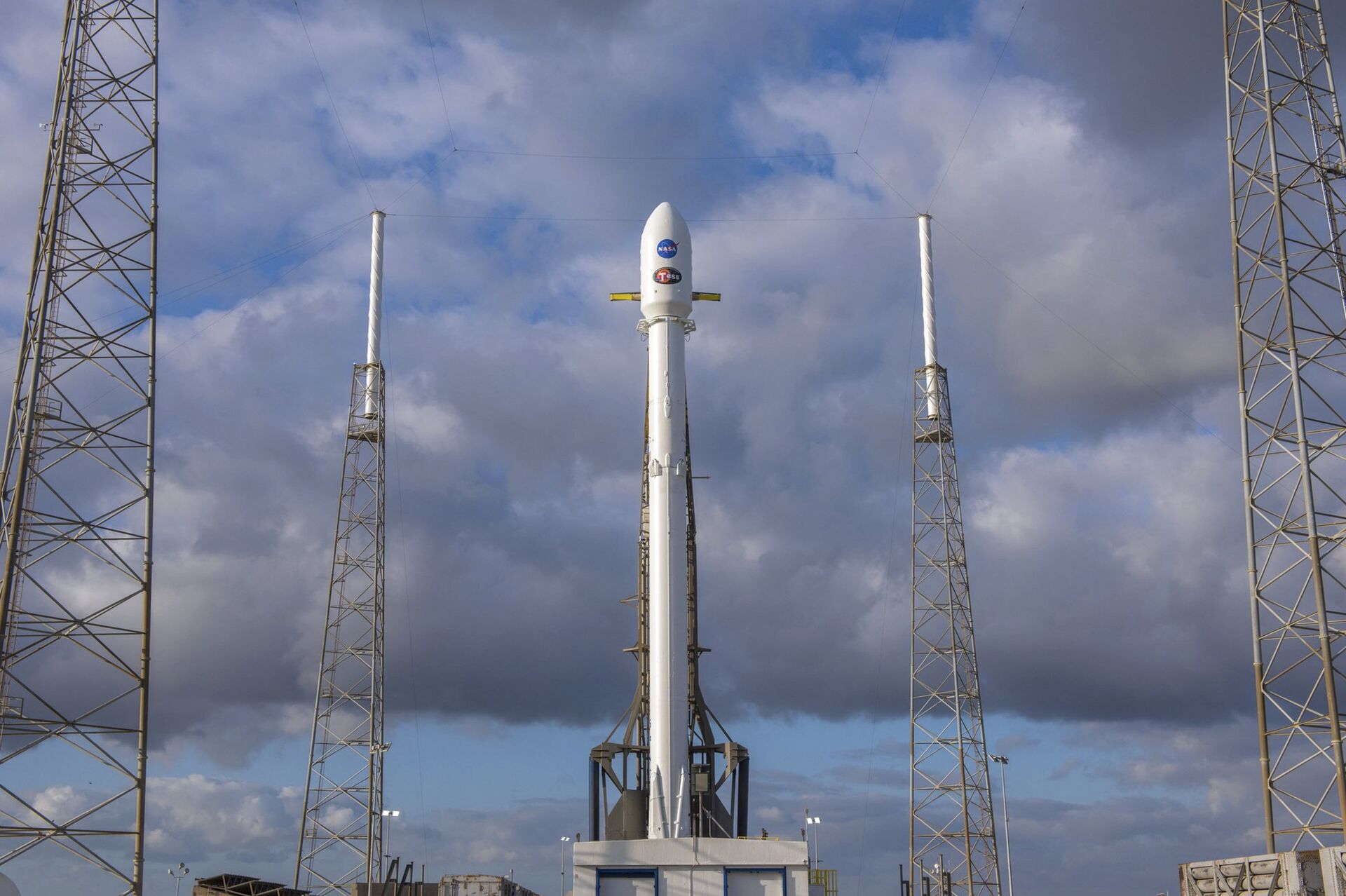 In this image released by SpaceX, NASA' s Transiting Exoplanet Survey Satellite (Tess) sits atop a SpaceX Falcon 9 rocket at Space Launch Complex 40, Monday, April 16, 2018, in Cape Canaveral, Fla. - Sputnik International, 1920, 15.10.2021