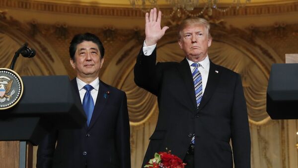 U.S. President Donald Trump (R) waves at the conclusion of a joint press conference with Japan's Prime Minister Shinzo Abe at Trump's Mar-a-Lago estate in Palm Beach, Florida, U.S., April 18, 2018 - Sputnik International