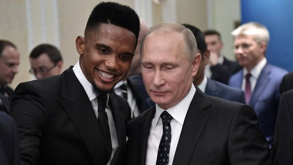 Russian President Vladimir Putin and Cameroonian footballer Samuel Eto'o, left, during the meeting of the Russian President with world football stars held before the official final draw ceremony of the 2018 FIFA World Cup. - Sputnik International