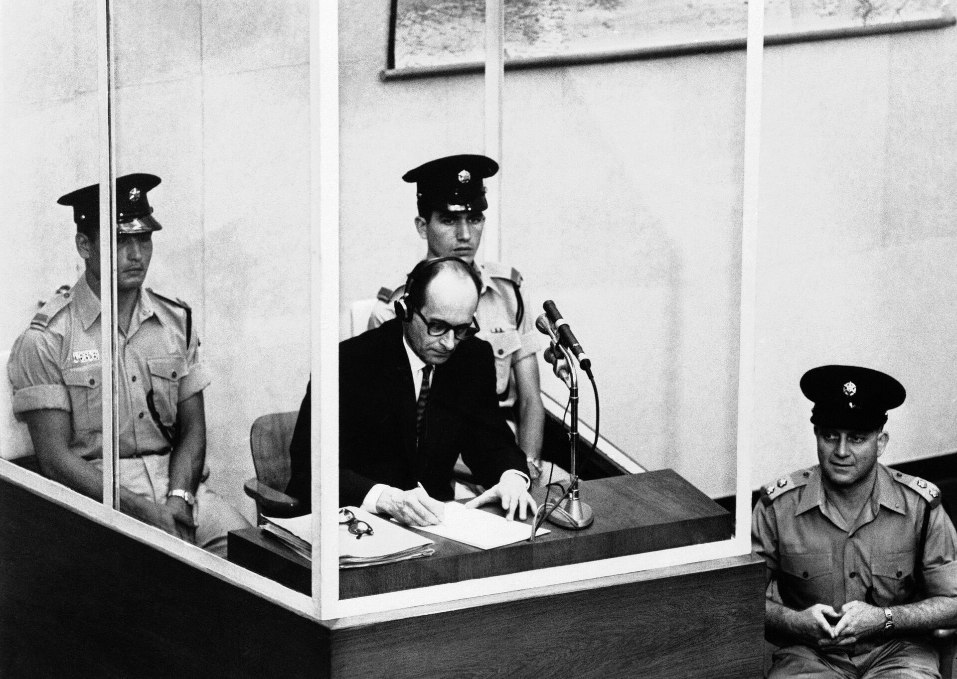 Adolf Eichmann, former Gestapo officer who is on trial, August 8, 1961 in Jerusalem for World War II crimes, takes notes as Israel's chief prosecutor sums up the case against him. - Sputnik International, 1920, 20.09.2024