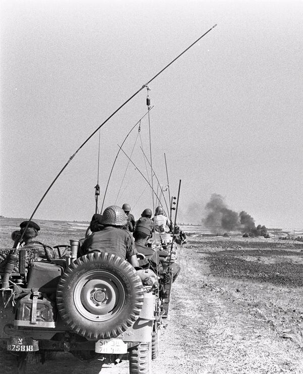 An Israeli unit moves on the Golan Heights 11 June 1967 during the Six-Day War - Sputnik International
