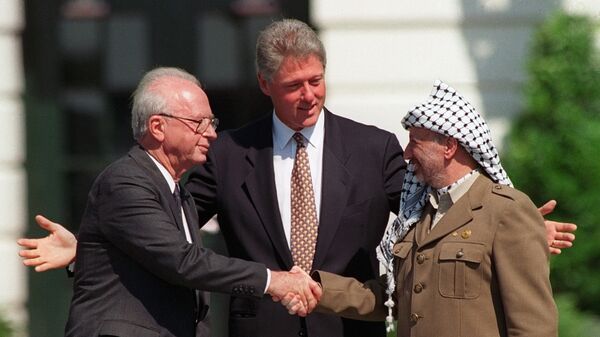 President Bill Clinton presides over ceremonies marking the signing of the 1993 peace accord between Israel and the Palestinians on the White House lawn with Israeli Prime Minister Yitzhak Rabin, left, and PLO chairman Yasser Arafat, right - Sputnik International