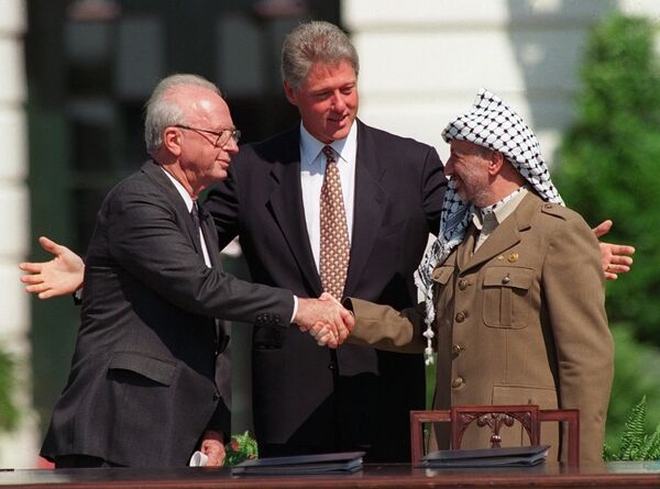 President Bill Clinton presides over ceremonies marking the signing of the 1993 peace accord between Israel and the Palestinians on the White House lawn with Israeli Prime Minister Yitzhak Rabin, left, and PLO chairman Yasser Arafat, right President Bill Clinton presides over ceremonies marking the signing of the 1993 peace accord between Israel and the Palestinians on the White House lawn with Israeli Prime Minister Yitzhak Rabin, left, and PLO chairman Yasser Arafat, right - Sputnik International