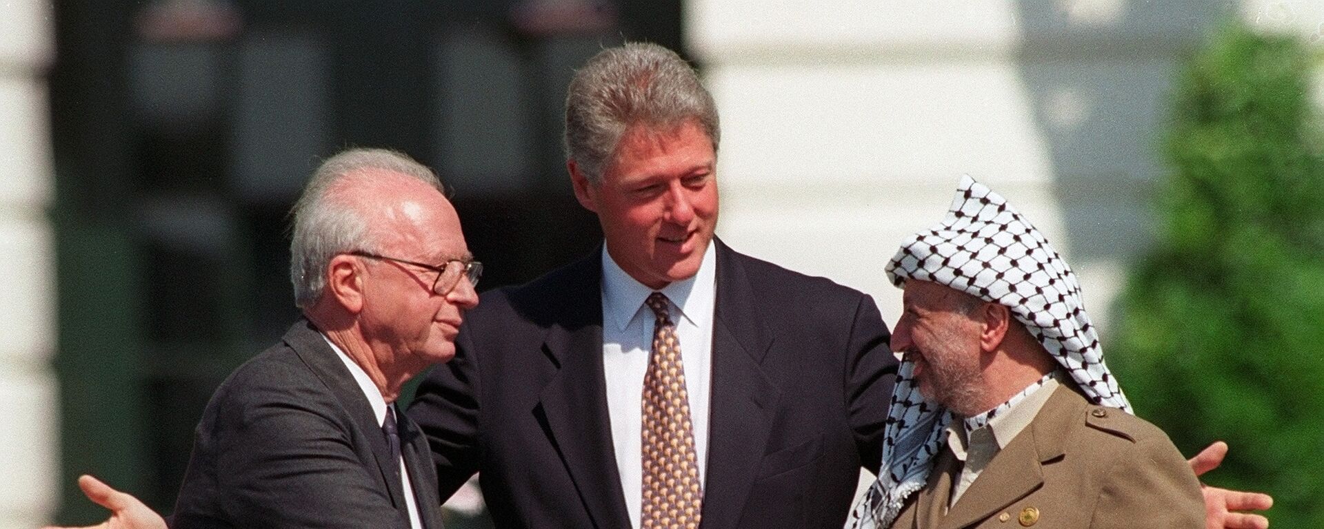 President Bill Clinton presides over ceremonies marking the signing of the 1993 peace accord between Israel and the Palestinians on the White House lawn with Israeli Prime Minister Yitzhak Rabin, left, and PLO chairman Yasser Arafat, right - Sputnik International, 1920, 19.12.2023