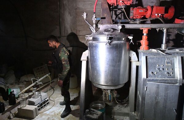 Equipment used at the chemical laboratory of militants for the manufacture of poisonous substances in the liberated suburb of Damascus. - Sputnik International