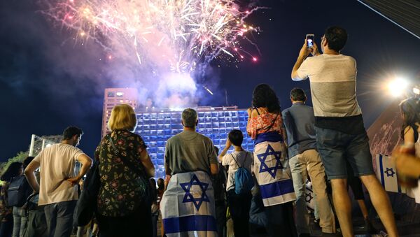 Israelis look at a fireworks set to begin the celebrations for Israel's 70th Independence Day, at Rabin square in Tel Aviv, Israel, Wednesday, April 18, 2018 - Sputnik International