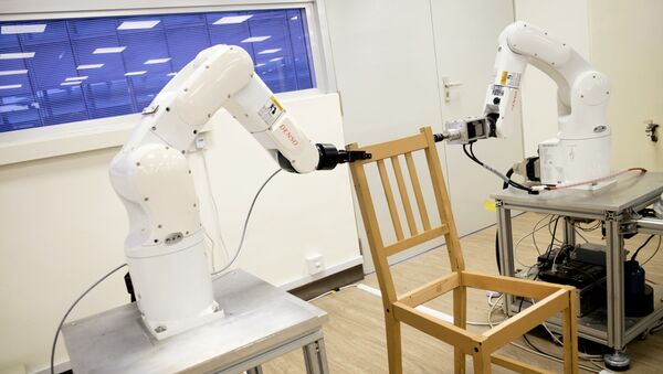 Robots assemble an Ikea chair at Nanyang Technological University (NTU) in Singapore April 17, 2018 - Sputnik International