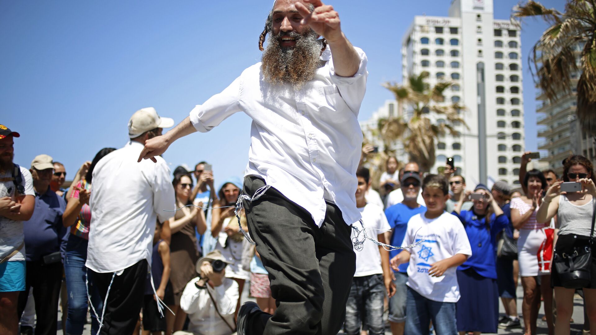 People dance during Independence Day celebrations marking 70 years since the founding of the state in 1948, in Tel Aviv, Israel - Sputnik International, 1920, 18.06.2022