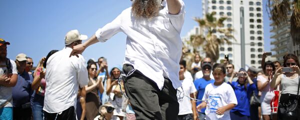 People dance during Independence Day celebrations marking 70 years since the founding of the state in 1948, in Tel Aviv, Israel - Sputnik International