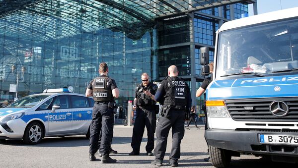 Police officers stand in front of the central train station while a World War Two bomb is defused in Berlin, Germany, April 20, 2018 - Sputnik International