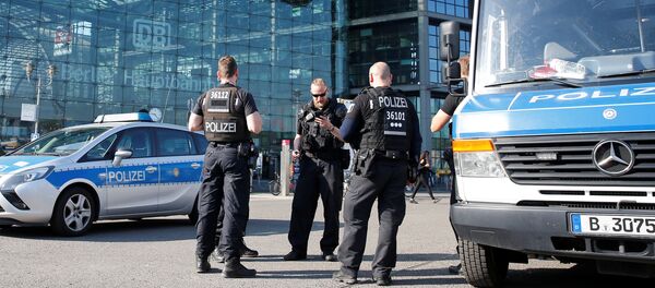 Police officers stand in front of the central train station while a World War Two bomb is defused in Berlin, Germany, April 20, 2018 - Sputnik International