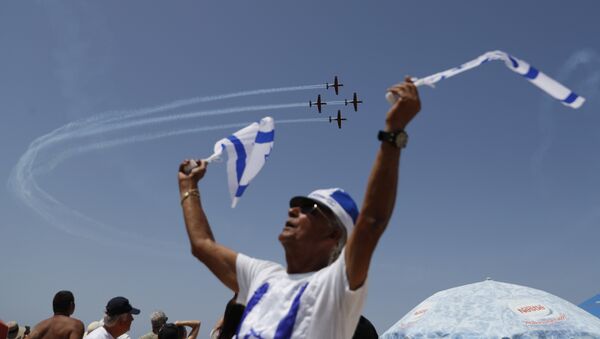 Israelis watch an air show during the festivities of the 70th Independence Day, on April 19, 2018 in the Mediterranean coastal city of Tel Aviv. - Sputnik International