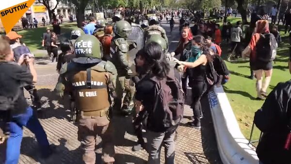Chile: Violent clashes erupt as students march against 'sexist education' and CAE - Sputnik International