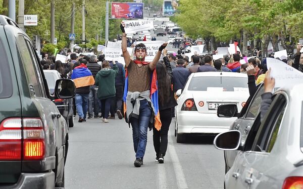 A participant in a protest rally against the election of former President Serzh Sargsyan as prime minister of Armenia in Yerevan - Sputnik International