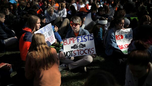 Students attend a rally outside the White House as part of nationwide walk-outs of classes to mark the 19th anniversary since the Columbine High School mass shooting, at Lafayette park in Washington, D.C., U.S - Sputnik International