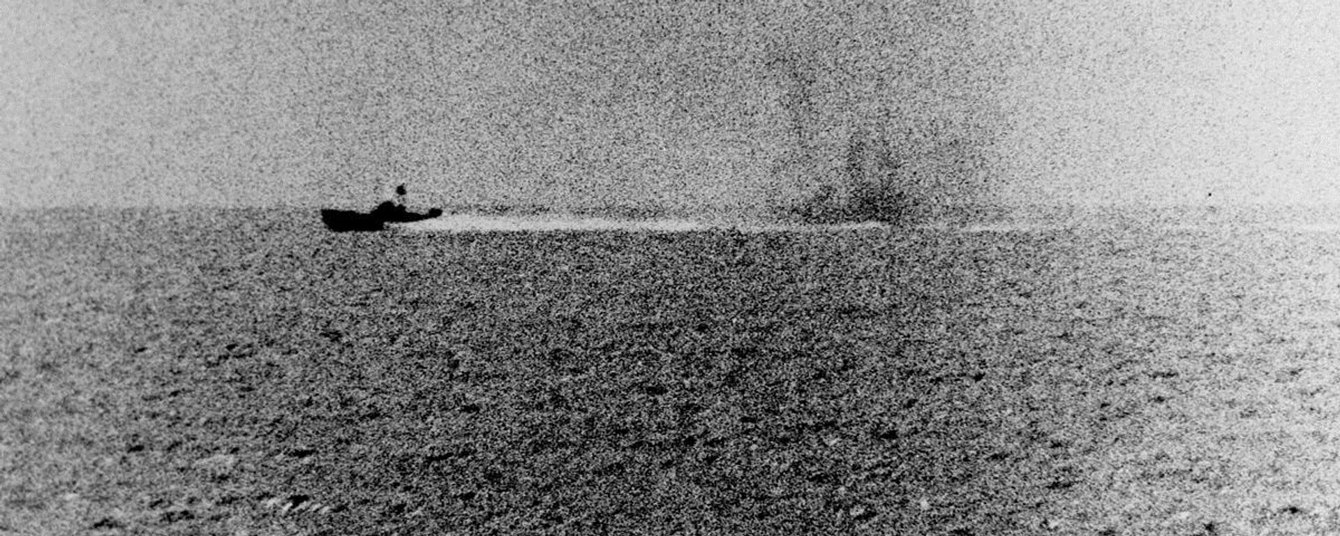 Photograph taken from the U.S. Navy destroyer USS Maddox (DD-731) during her engagement with three North Vietnamese motor torpedo boats in the Gulf of Tonkin, 2 August 1964. The view shows one of the boats racing by, with what appears to be smoke from Maddox' shells in its wake. - Sputnik International, 1920, 02.08.2024