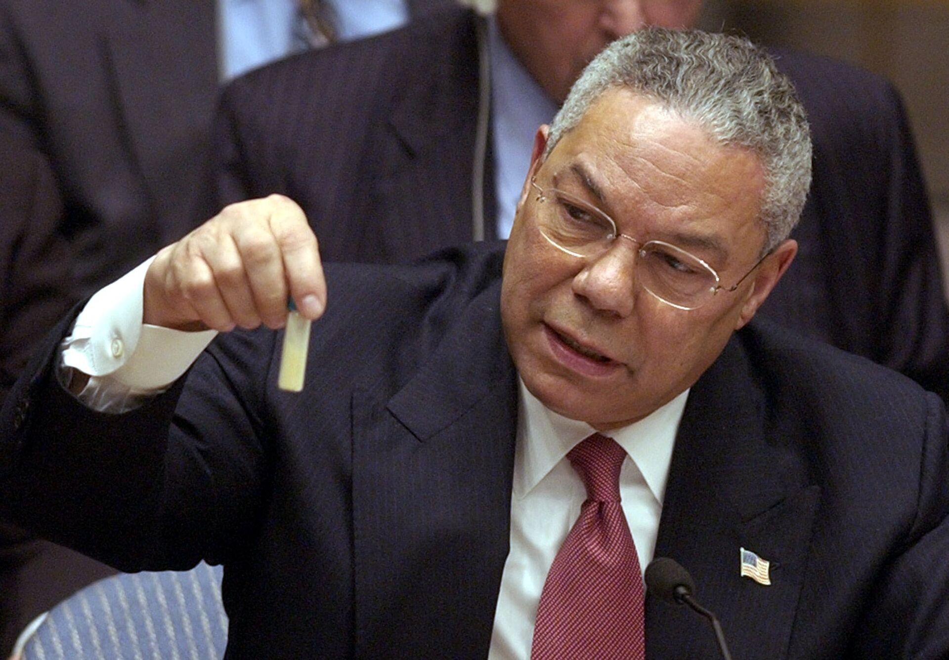Colin Powell présente une fiole censée contenir de l'anthrax au Conseil de sécurité de lOnu - Sputnik International, 1920, 19.03.2023
